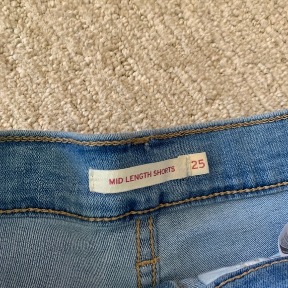 Levi’s Mid Length Short - Picture 2 of 3